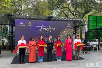 Đại sứ Australia tại Việt Nam và lãnh đạo Hội Liên hiệp Phụ nữ Việt Nam cắt băng khai mạc triển lãm (Ảnh: MINH GIANG)