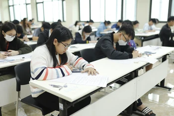 Học sinh tham dự kiểm tra kiến thức thi vào lớp 10 của Trường THPT Khoa học Giáo dục tại Hòa Lạc.