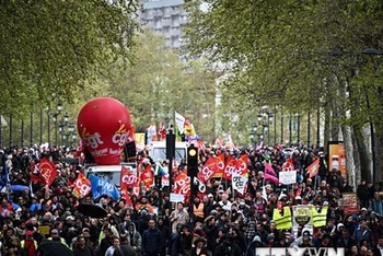 Người dân biểu tình quy mô lớn phản đối dự luật cải cách hưu trí của chính phủ tại Toulouse, Pháp ngày 14/4. (Ảnh: AFP/TTXVN)