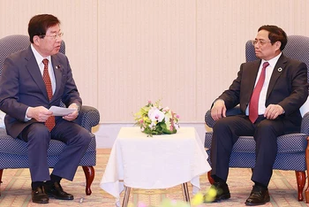 Thủ tướng Phạm Minh Chính tiếp Hạ nghị sĩ Hiraguchi, Chủ tịch Ủy ban đặc biệt về Xây dựng luật công chức và đạo đức chính trị của Hạ viện, cùng một số nghị sĩ Quốc hội. (Ảnh: DƯƠNG GIANG)