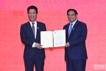 Thủ tướng Phạm Minh Chính trao Quyết định bổ nhiệm cho đồng chí Đặng Quốc Khánh. (Ảnh: TRẦN HẢI)