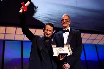 Đạo diễn Trần Anh Hùng nhận giải Đạo diễn xuất sắc nhất tại Cannes 2023. (Ảnh: festival-cannes.com)