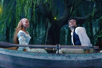 Một cảnh quay của nàng tiên cá Ariel và hoàng tử Eric trong phim. (Ảnh: Internet)