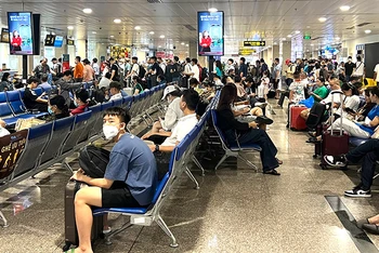 Hành khách đi lại dịp hè bắt đầu tăng tại sân bay Tân Sơn Nhất.