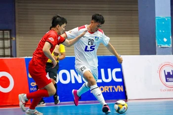 Pha tranh bóng giữa cầu thủ hai đội Thái Sơn Nam (áo trắng) và Tân Hiệp Hưng trong trận mở màn lượt về giải futsal HDBank vô địch quốc gia 2023.