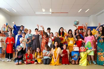Các em nhỏ Pháp tham gia một workshop về văn hóa Việt Nam của dự án Toucher Arts. (Ảnh: Ban tổ chức)