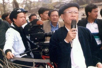 Đạo diễn, NSND Bùi Đình Hạc (người cầm mic) tại trường quay phim "Hà Nội 12 ngày đêm". (Ảnh tư liệu)