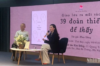 Tác giả Phan Đăng và MC Huyền Châu trong buổi ra mắt sách.
