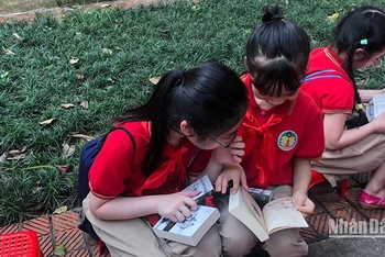 Các em nhỏ đọc sách trong khuôn viên Thư viện Quốc gia.