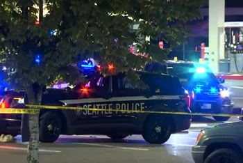 Cảnh sát Mỹ làm việc tại hiện trường vụ xả súng ở phía Nam Seattle. (Nguồn: CNN)