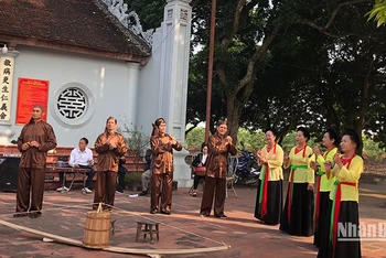 Trình diễn hát trống quân, một loại hình di sản dân gian tại đền Hóa Dạ Trạch, Hưng Yên.