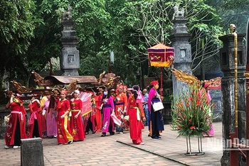 Người dân tham gia lễ rước tại lễ hội Hoa Lư, Ninh Bình.