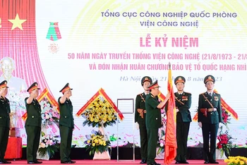 Trung tướng Nguyễn Mạnh Hùng đã trao Huân chương Bảo vệ Tổ quốc hạng Nhì tặng Viện Công nghệ. (Ảnh: Ban tổ chức cung cấp)