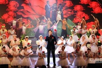 Ca sĩ Quang Dũng trình diễn trong chương trình. (Ảnh: HÀ NAM)