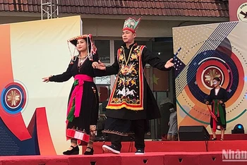 Trình diễn trang phục dân tộc ở Làng Văn hóa Du lịch các dân tộc Việt Nam.