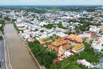 Cũng như Sóc Trăng, Trà Vinh là tỉnh có đông đồng bào Khmer sinh sống, hầu hết những phum, sóc lớn đều có sự hiện diện của những ngôi chùa Khmer và thường được xây dựng trên những khu đất rộng lớn, thoáng mát bởi rợp bóng những hàng cây cổ thụ như sao, dầu và thốt nốt.