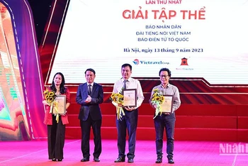  Báo Nhân Dân được trao giải tập thể cùng với Đài Tiếng nói Việt Nam và Báo Điện tử Tổ quốc. (Ảnh: TRẦN HẢI - THỦY NGUYÊN)