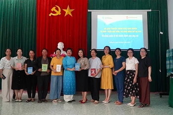Giám đốc, Tổng Biên tập Nhà xuất bản Phụ nữ Việt Nam Khúc Thị Hoa Phượng thay mặt Nhà xuất bản tặng sách cho các hội viên Hội Phụ nữ địa phương. (Ảnh: Nhà xuất bản)