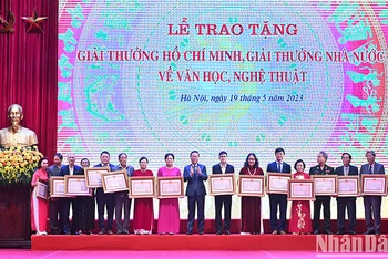 Chủ tịch nước Võ Văn Thưởng trao tặng Giải thưởng Hồ Chí Minh cho các tác giả, đại diện gia đình các tác giả. (Ảnh: ĐĂNG KHOA)