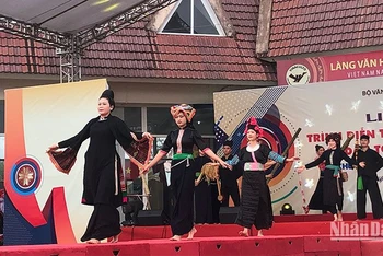 Trình diễn trang phục dân tộc tại Làng.