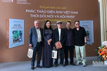 Đông đảo các nhà làm phim, nghệ sĩ gạo cội đến dự buổi ra mắt cuốn sách của Tiến sĩ Ngô Phương Lan.