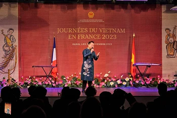 Nghệ sĩ trẻ Thanh Phong trình diễn tại Ngày Việt Nam tại Pháp 2023. (Ảnh: Nghệ sĩ cung cấp)