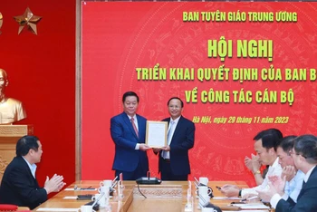 Trưởng ban Tuyên giáo Trung ương Nguyễn Trọng Nghĩa trao quyết định bổ nhiệm cho ông Phạm Ngọc Phương. (Ảnh: TTXVN)