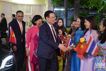 Chủ tịch Quốc hội gặp gỡ cán bộ, nhân viên Đại sứ quán Việt Nam tại Thái Lan.