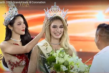 Hoa hậu Mina Sue Choi trao vương miện cho Drita Ziri. (Ảnh chụp màn hình)