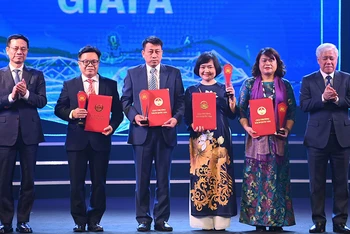Các tác giả đoạt giải A Giải thưởng Sách Quốc gia. (Ảnh: Việt Linh)