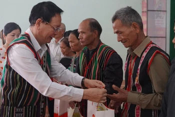 Đồng chí Ngô Thanh Danh, Bí thư Tỉnh ủy, Trưởng đoàn Đại biểu quốc hội tỉnh Đắk Nông tặng quà các gia đình tiêu biểu vùng đồng bào dân tộc thiểu số. 