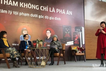 Nhà văn Phong Điệp, dịch giả Hoàng Anh, nhà văn Di Li và Giám đốc, Tổng Biên tập Khúc Thị Hoa Phượng chia sẻ về văn học trinh thám.