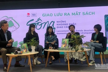 Đạo diễn Việt Linh (giữa) chia sẻ về cuốn sách "Sống".