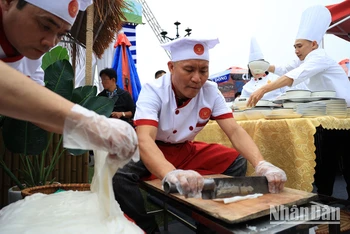 Trình diễn phở Việt tại Festival Phở 2024.