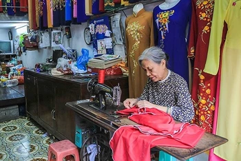 Một cửa hiệu may áo dài ở phố Lương Văn Can (Hà Nội) xuất phát từ làng nghề may Trạch Xá.