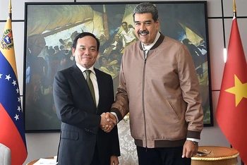 Tổng thống Venezuela Nicolás Maduro chào mừng Phó Thủ tướng Trần Lưu Quang tới thăm Venezuela. (Ảnh: VGP)