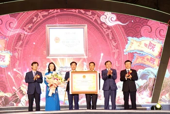 Ông Nông Quốc Thành, Phó Cục trưởng Cục Di sản trao Quyết định công nhận Lễ hội đền Nguyễn Cảnh Hoan là Di sản văn hóa phi vật thể Quốc gia. (Ảnh: DHA)
