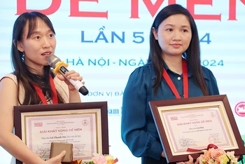 Nhà thơ Lã Thanh Hà nhận giải Khát vọng Dế Mèn cùng nhà thơ Lữ Mai. (Ảnh: Ban tổ chức giải)