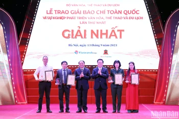 Trưởng Ban Tuyên giáo Trung ương Nguyễn Trọng Nghĩa và Bộ trưởng Văn hóa, Thể thao và Du lịch Nguyễn Văn Hùng trao giải Nhất Giải Báo chí toàn quốc “Vì sự nghiệp phát triển Văn hóa, Thể thao và Du lịch” cho các tác giả, nhóm tác giả. (Ảnh: TRẦN HẢI - THỦY NGUYÊN