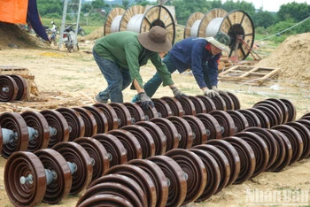 Cán bộ, công nhân miệt mài lao động trên đại công trường đường dây 500kV mạch 3. (Ảnh TRUNG NGHIÊM)