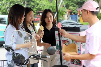 Kem mô phỏng các di tích thu hút khách du lịch và các bạn trẻ.