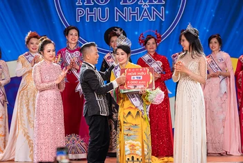 Ban tổ chức trao vương miện cho Hoa hậu Đào Kim Thư. (Ảnh: Ban tổ chức cung cấp)
