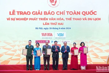 Các tác giả và đại diện nhóm tác giả giành giải Nhất. (Ảnh: SƠN TÙNG)