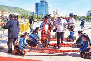 Trình diễn trích đoạn lễ hội Chá Mùn của người Thái đen (Thanh Hóa). (Ảnh: LƯƠNG TÙNG)