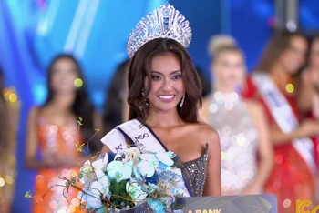 Miss Cosmo 2024 trong đêm đăng quang. (Ảnh chụp màn hình)