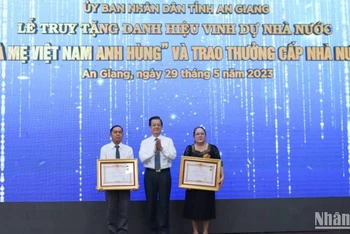 Thừa ủy quyền Chủ tịch nước, đồng chí Lê Hồng Quang, Bí thư Tỉnh ủy trao Bằng danh hiệu vinh dự Nhà nước Bà mẹ Việt Nam anh hùng cho thân nhân các mẹ.
