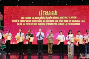 Lãnh đạo tỉnh An Giang trao giải cho các tác giả đoạt giải A.
