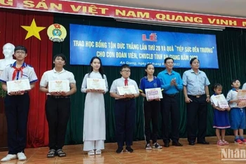 Trao học bổng Tôn Đức Thắng cho các học sinh vượt khó học tập.