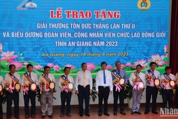 Lãnh dạo tỉnh An Giang tặng biểu trưng cho 10 cá nhân xuất sắc.