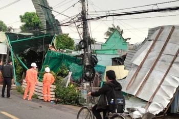 Dông lốc làm tốc mái nhiều nhà dân ở huyện An Phú, tỉnh An Giang